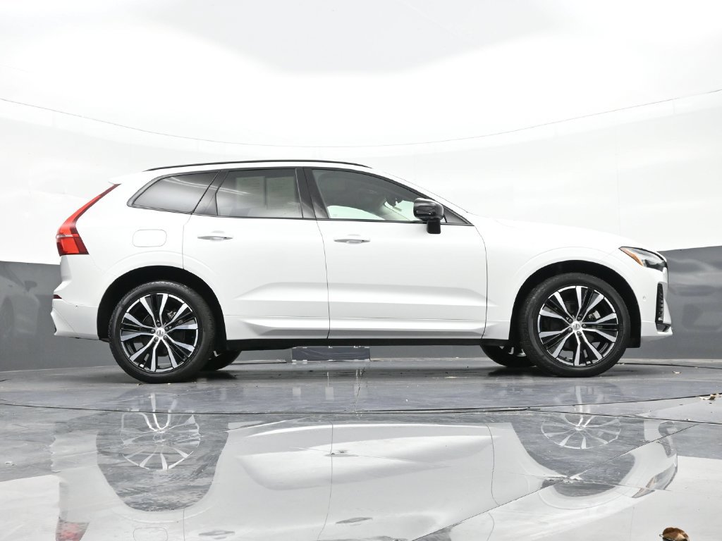 Certified 2024 Volvo XC60 B5 Plus AWD/4WD image 32