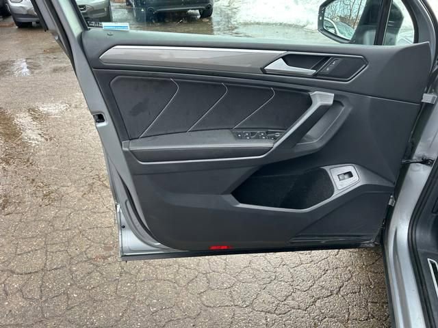 Used 2022 Volkswagen Tiguan SE R-Line image 9