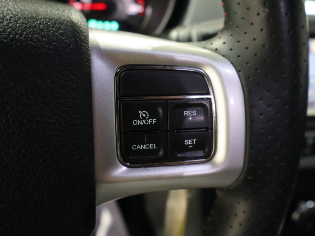Used 2013 Dodge Avenger R/T FWD image 30