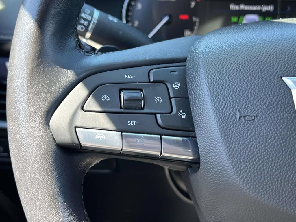 Used 2022 Cadillac XT4 Luxury w/ Cold Weather Package AWD/4WD image 24