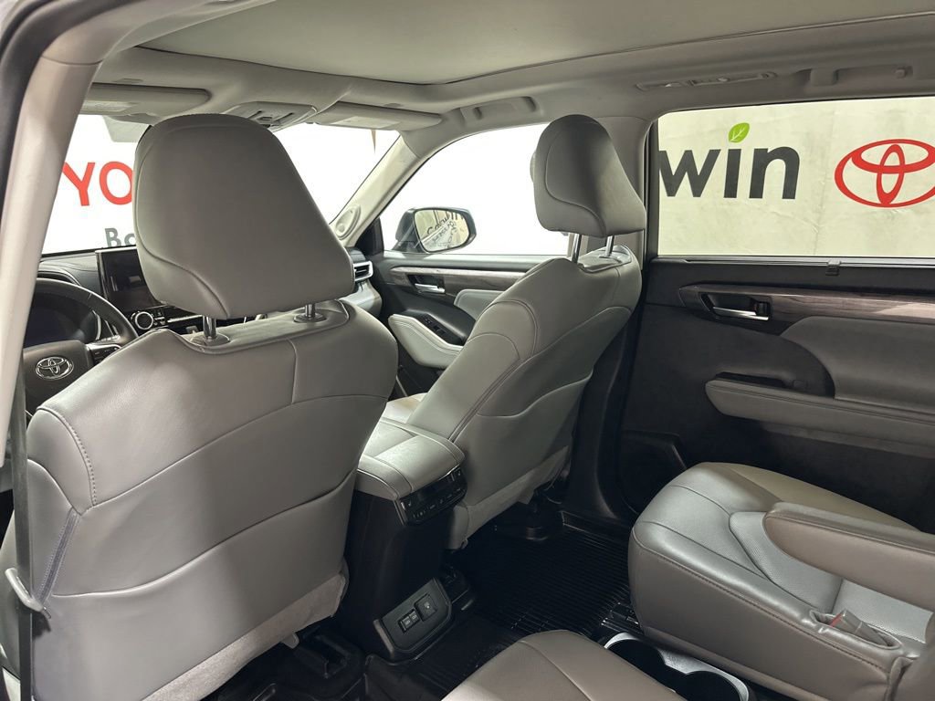 Used 2024 Toyota Highlander Platinum image 21