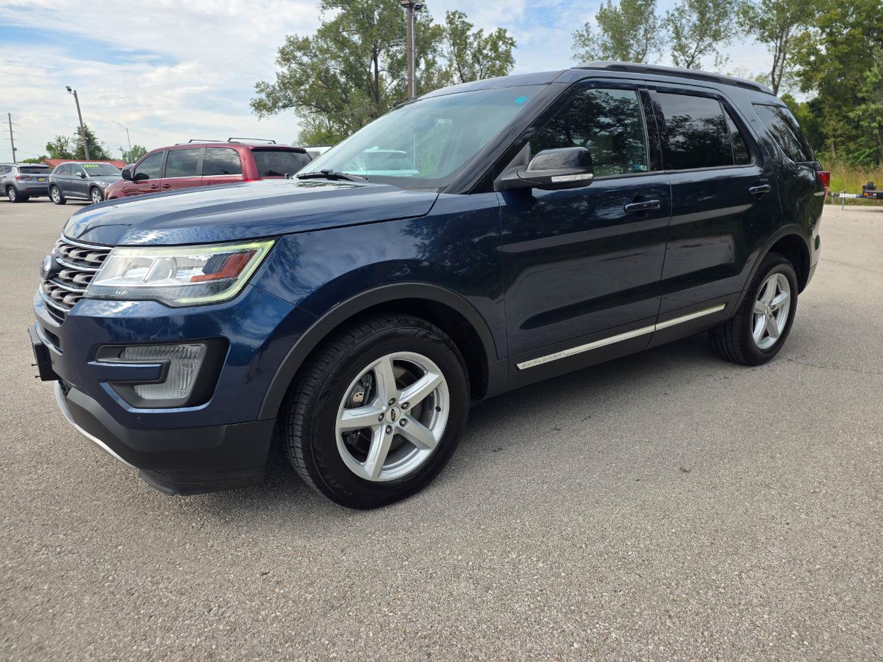 Used 2017 Ford Explorer XLT w/ Equipment Group 202A AWD/4WD image 1