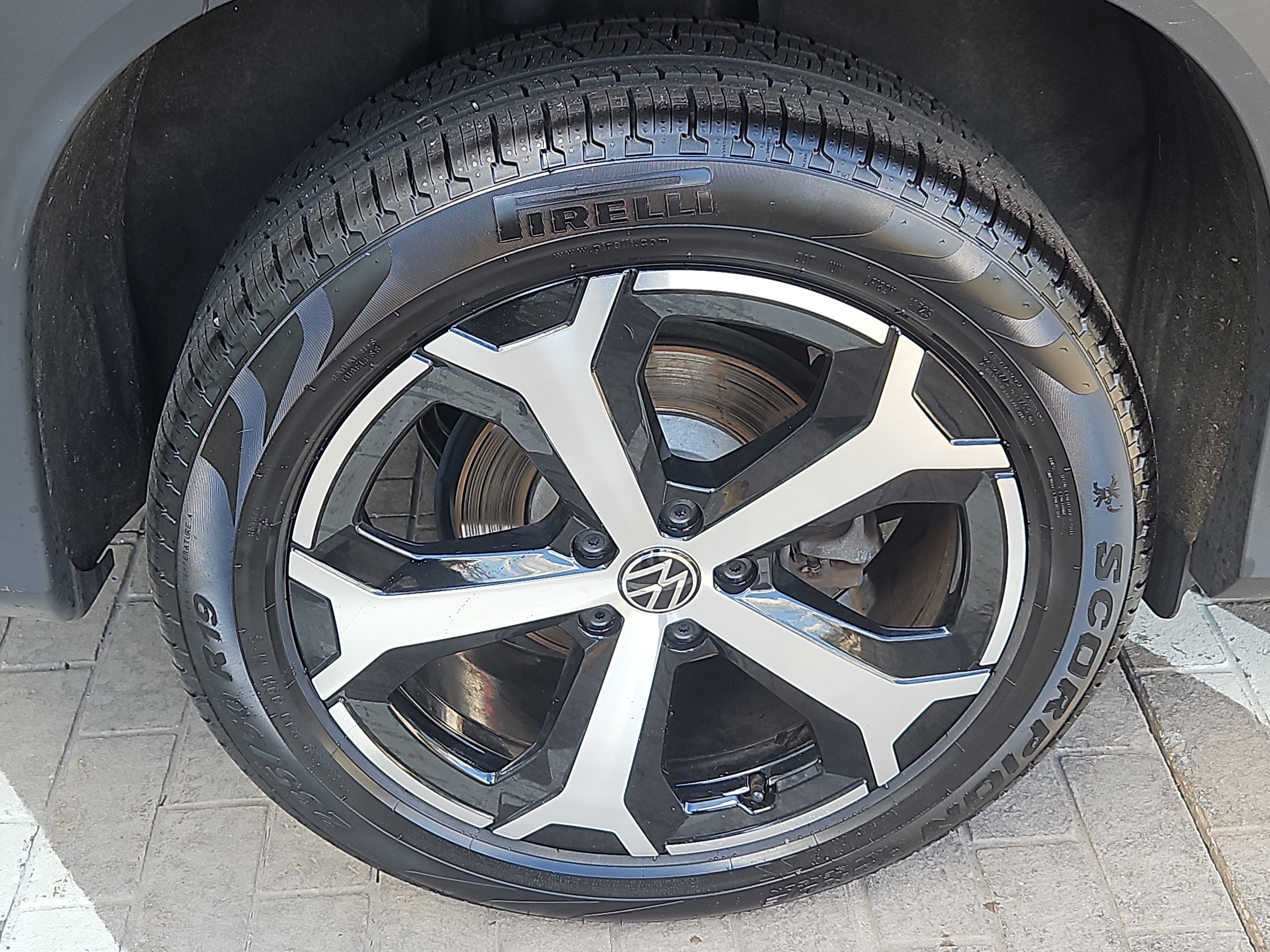 Used 2025 Volkswagen Tiguan SE image 27