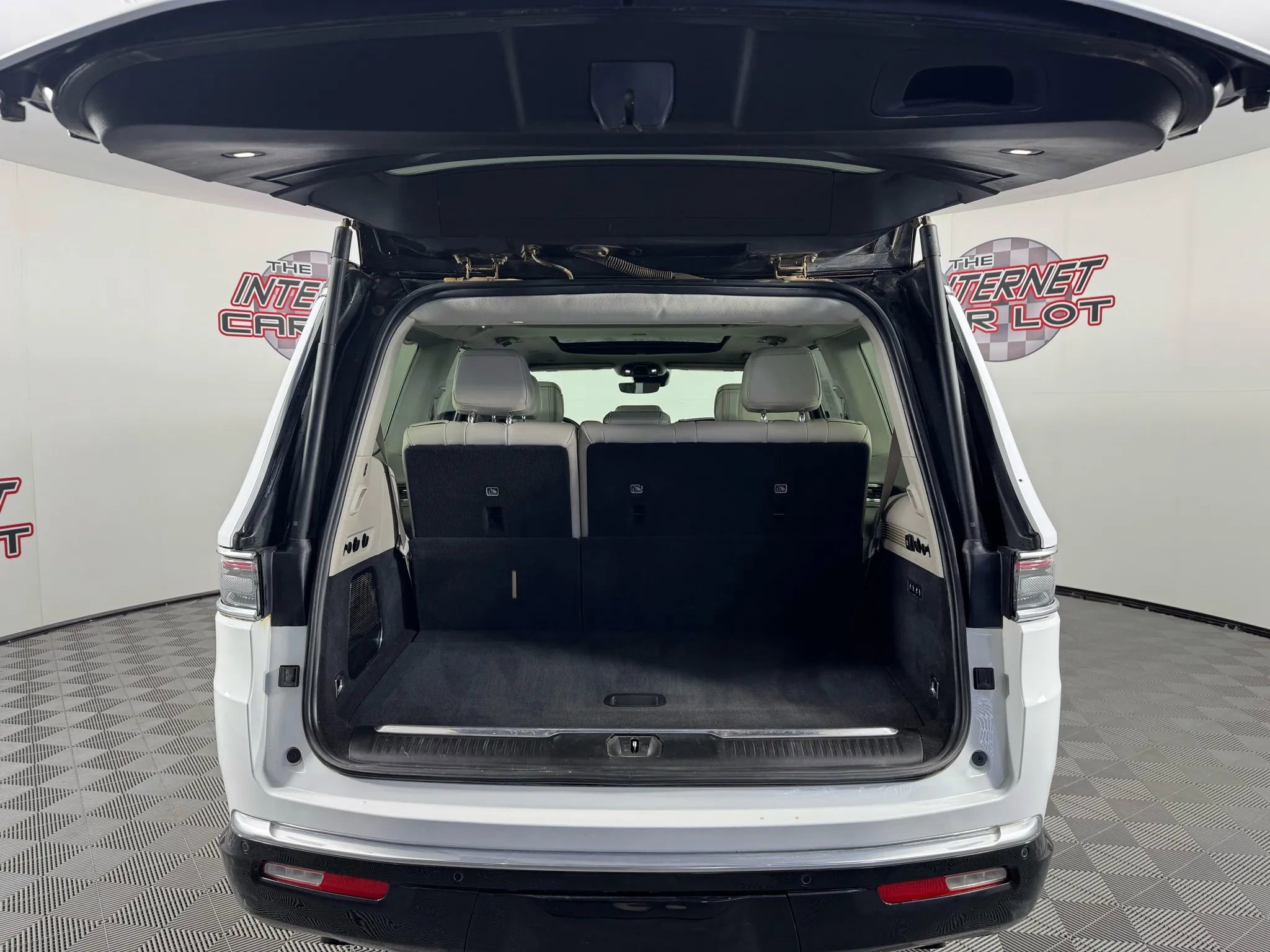 Used 2023 Jeep Grand Wagoneer 4WD w/ Flexible Seating Group image 27