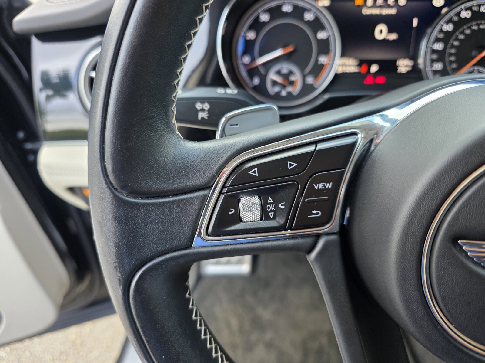 Used 2019 Bentley Bentayga image 19