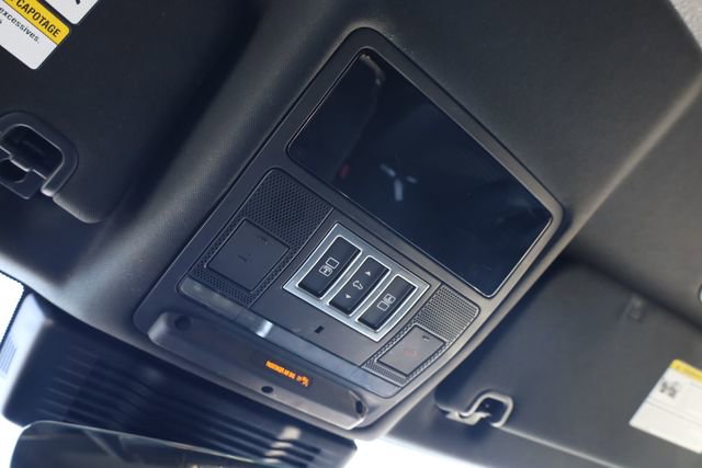 Used 2024 Land Rover Discovery Dynamic SE image 24