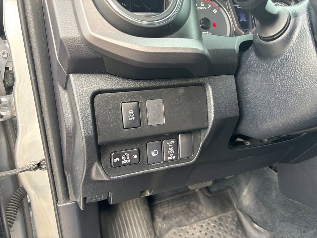 Used 2020 Toyota Tacoma TRD Off-Road w/ Blackout Package AWD/4WD image 19