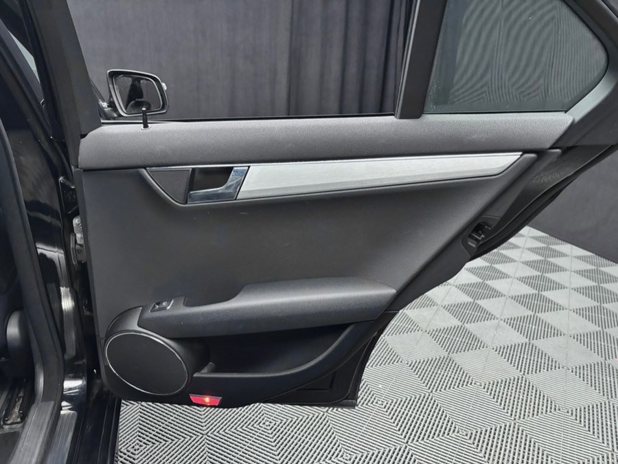 Used 2009 Mercedes-Benz C 300 Sport image 22