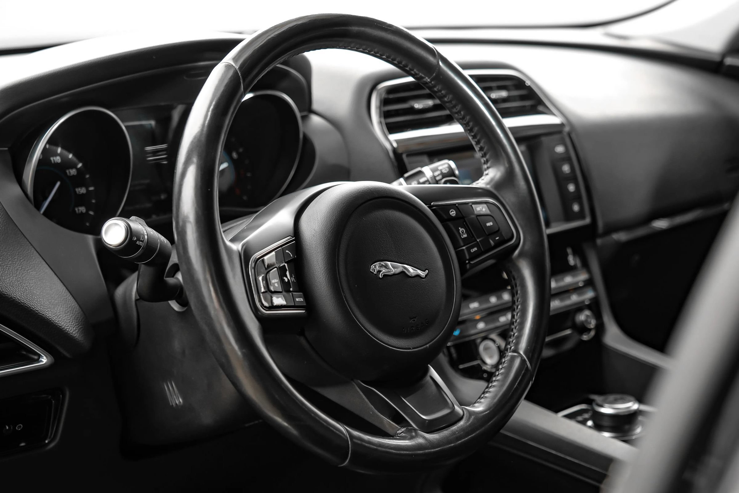 Used 2018 Jaguar F-PACE Premium AWD/4WD image 11