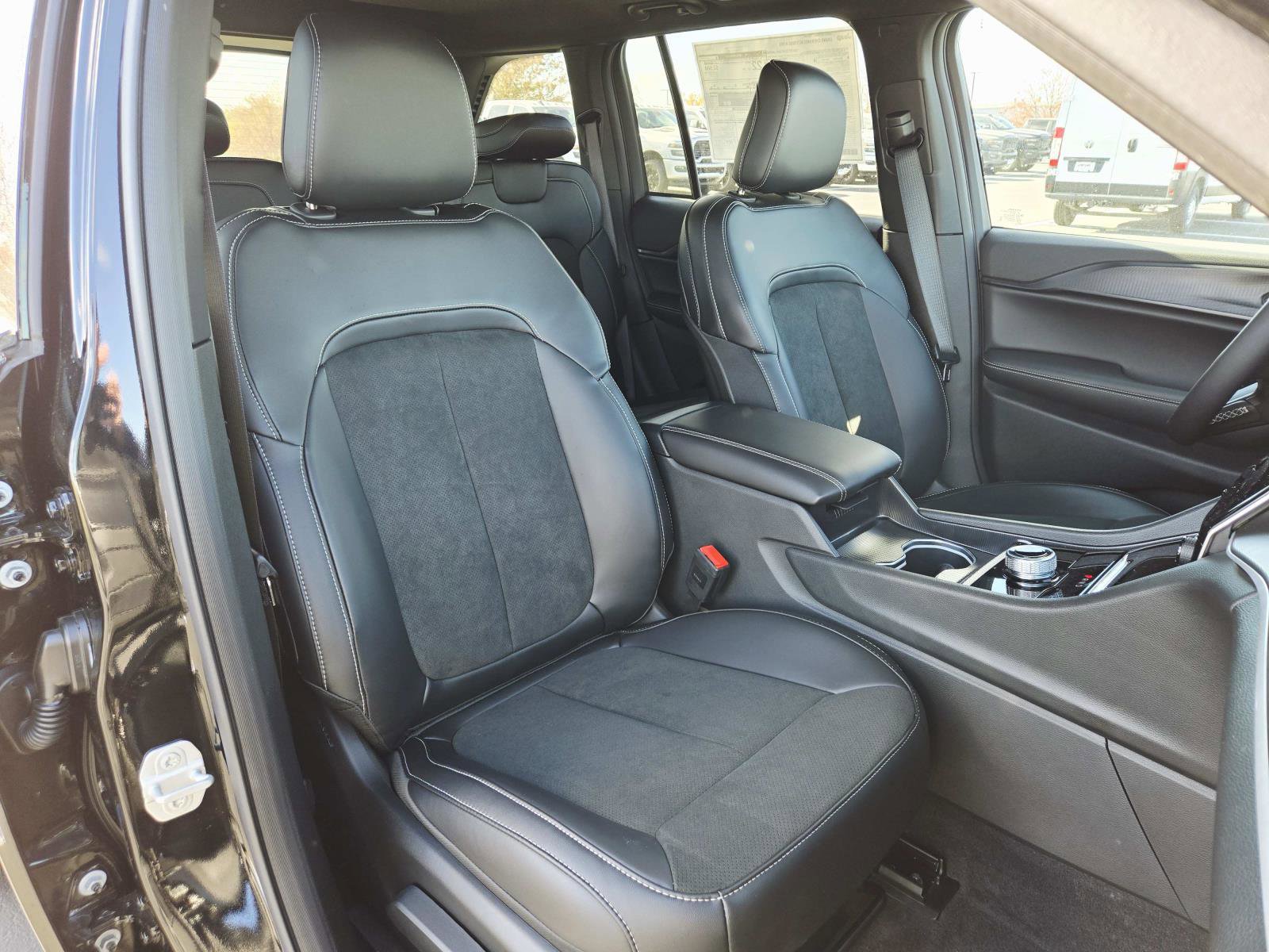 New 2025 Jeep Grand Cherokee Altitude image 16