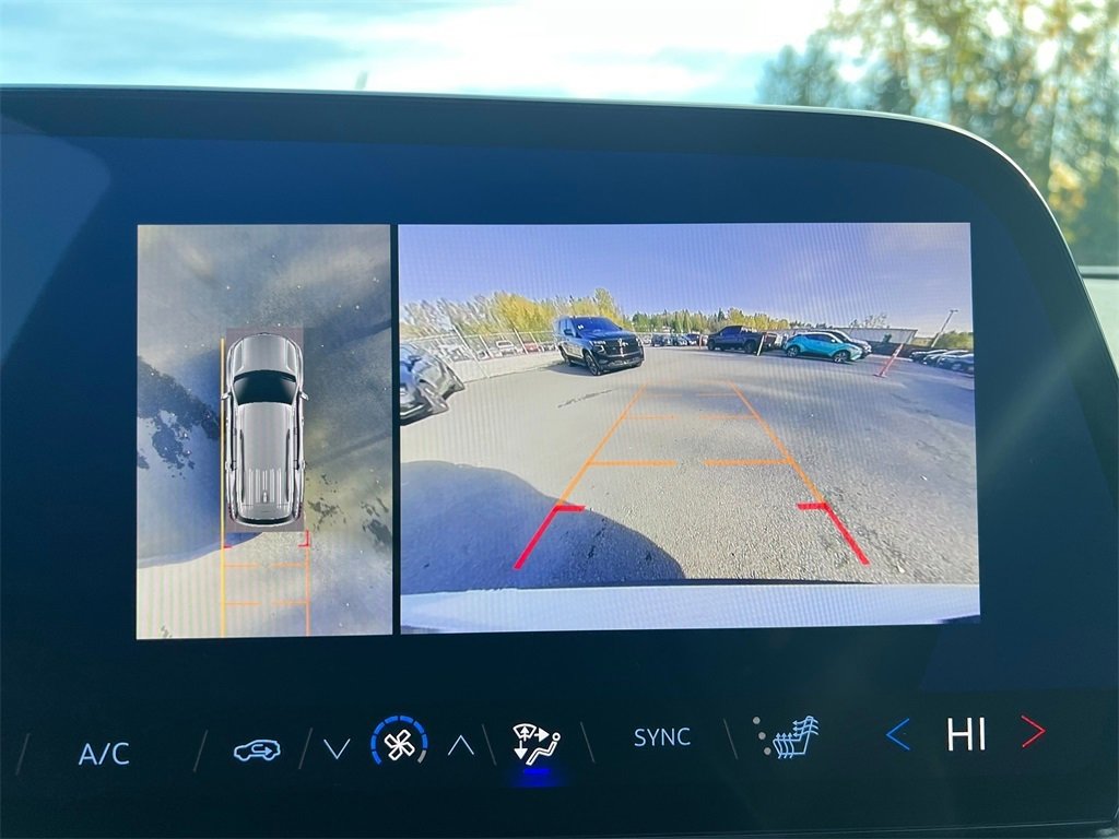 Used 2024 Chevrolet Traverse LT image 25