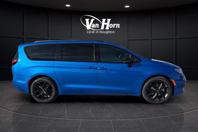 New 2026 Chrysler Pacifica Select w/ S Appearance Package image 2