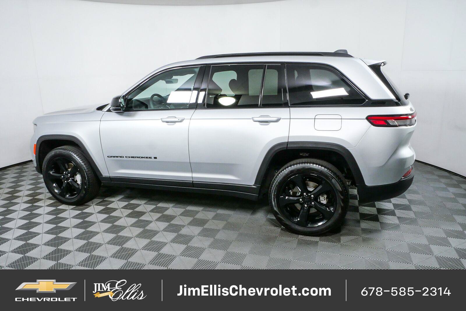 Used 2025 Jeep Grand Cherokee Limited w/ Black Appearance Package RWD image 30