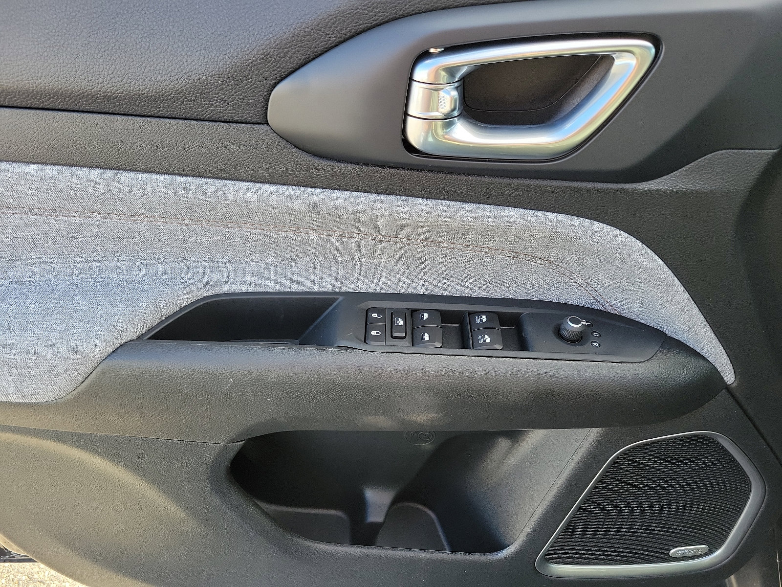 Used 2024 Jeep Compass Latitude w/ Sun and Sound Group image 8