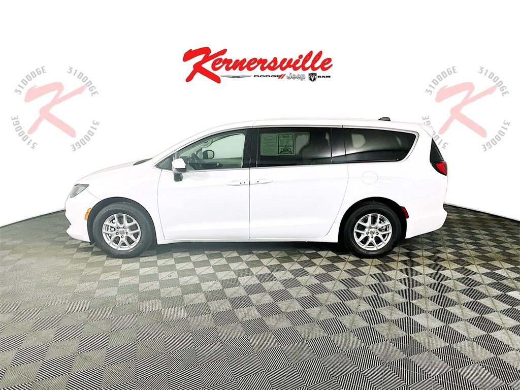 Used 2023 Chrysler Voyager LX image 4