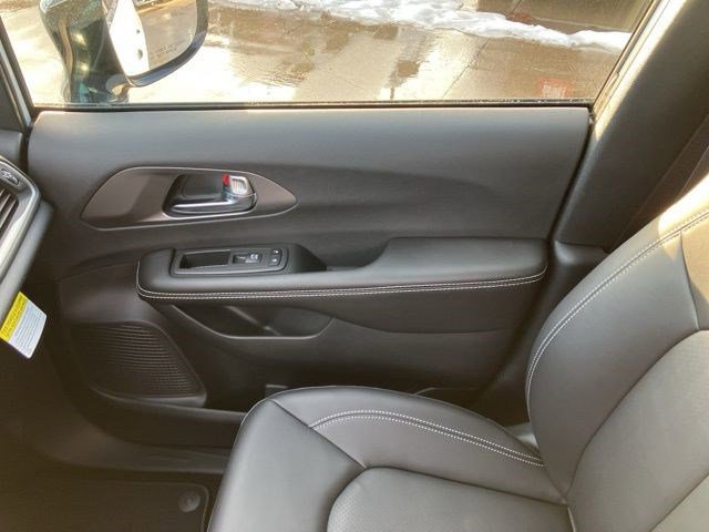 New 2026 Chrysler Pacifica Select w/ S Appearance Package FWD image 19