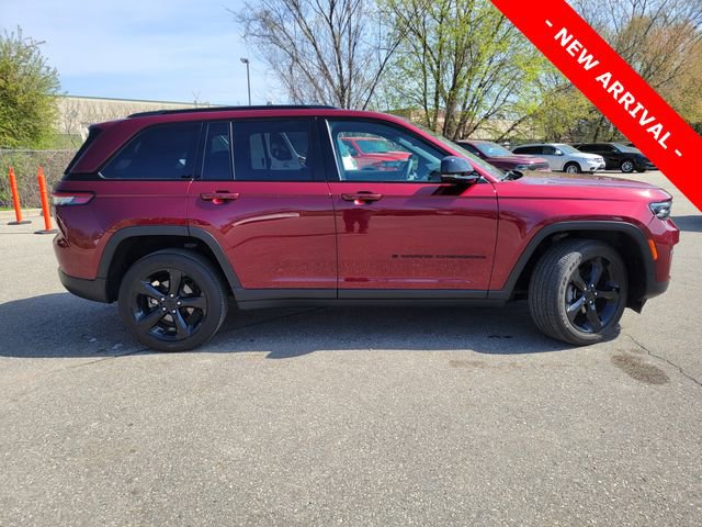 Used 2024 Jeep Grand Cherokee Altitude AWD/4WD image 2
