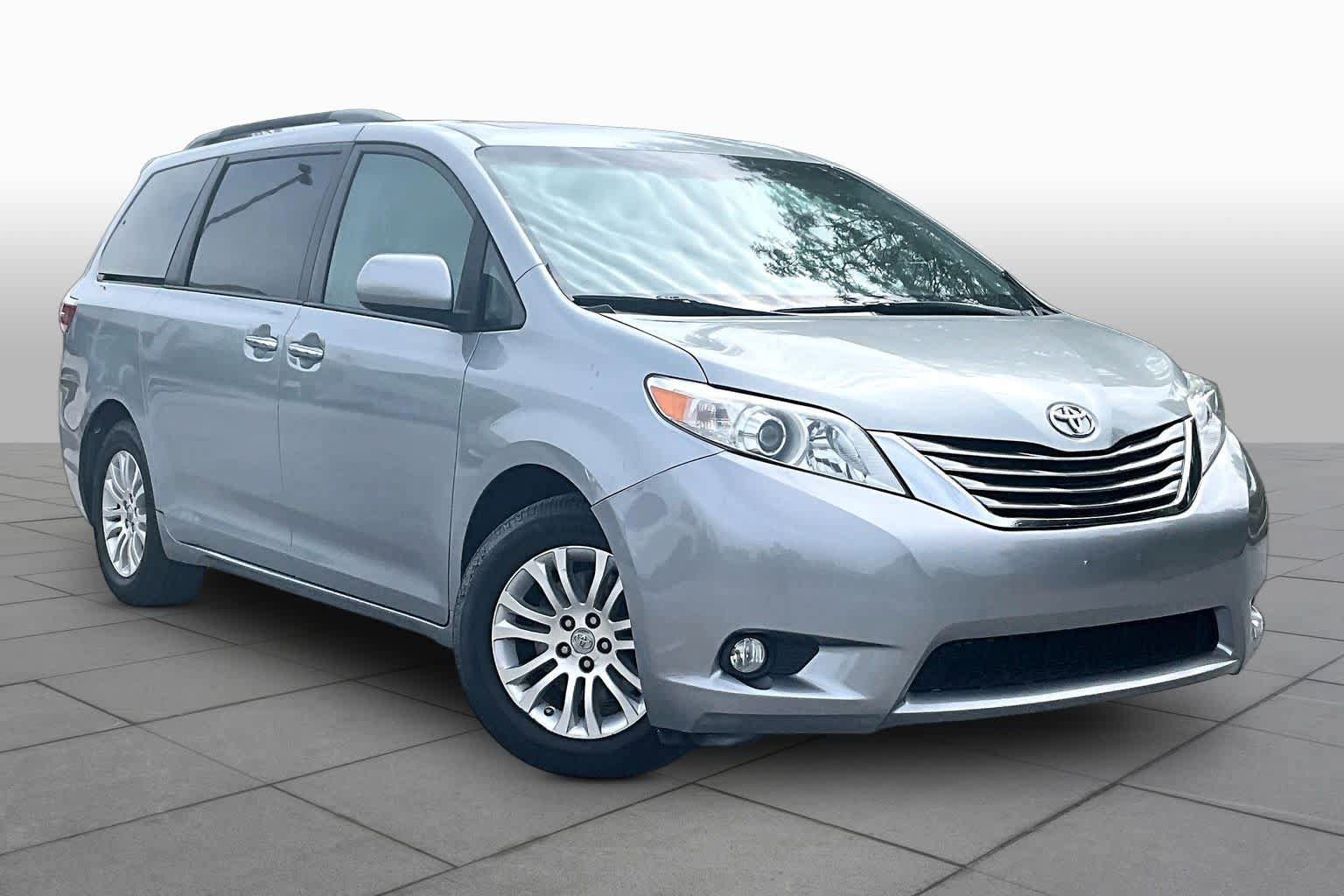 Used 2017 Toyota Sienna XLE w/ XLE Navigation Package FWD image 3