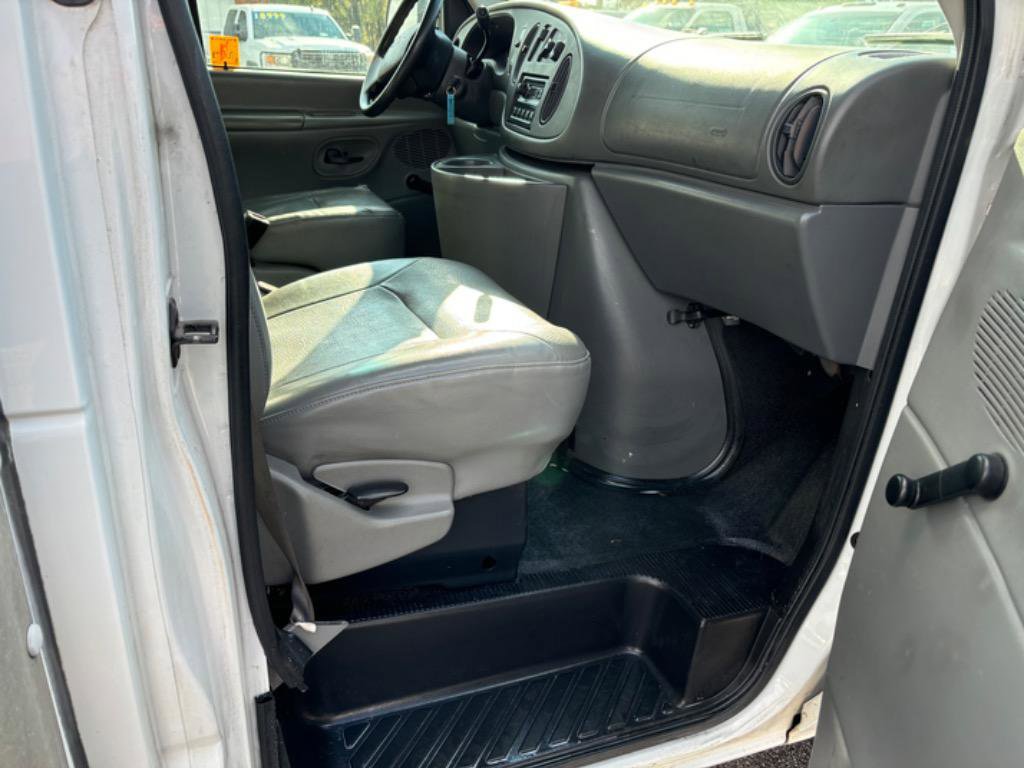Used 2004 Ford E-350 and Econoline 350 Super Duty image 17