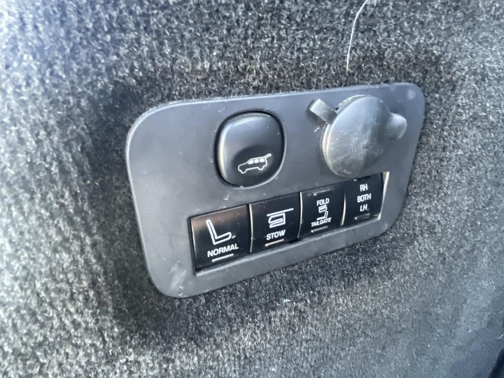 Used 2019 Lincoln MKT AWD image 12