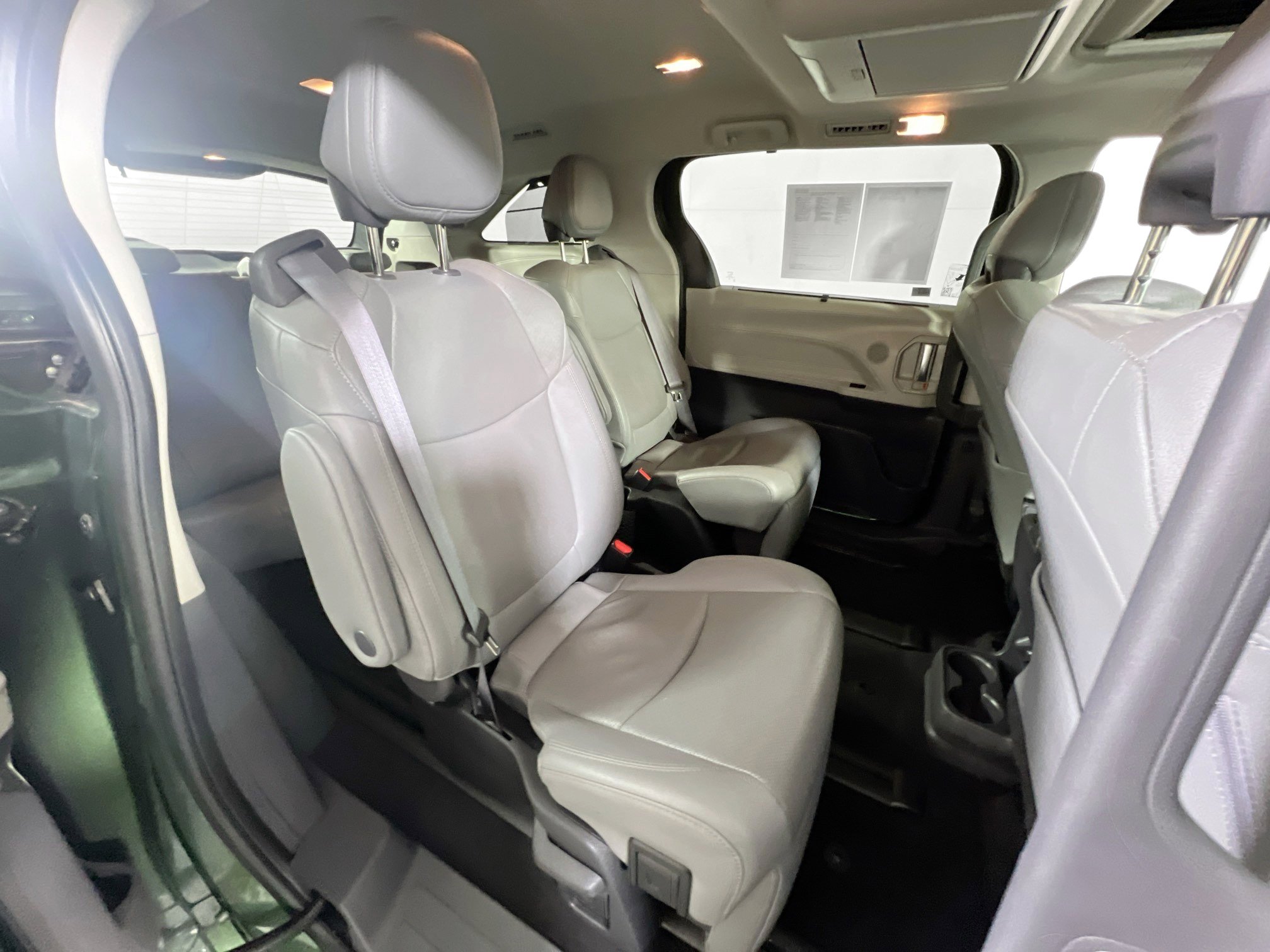 Used 2022 Toyota Sienna Limited image 30