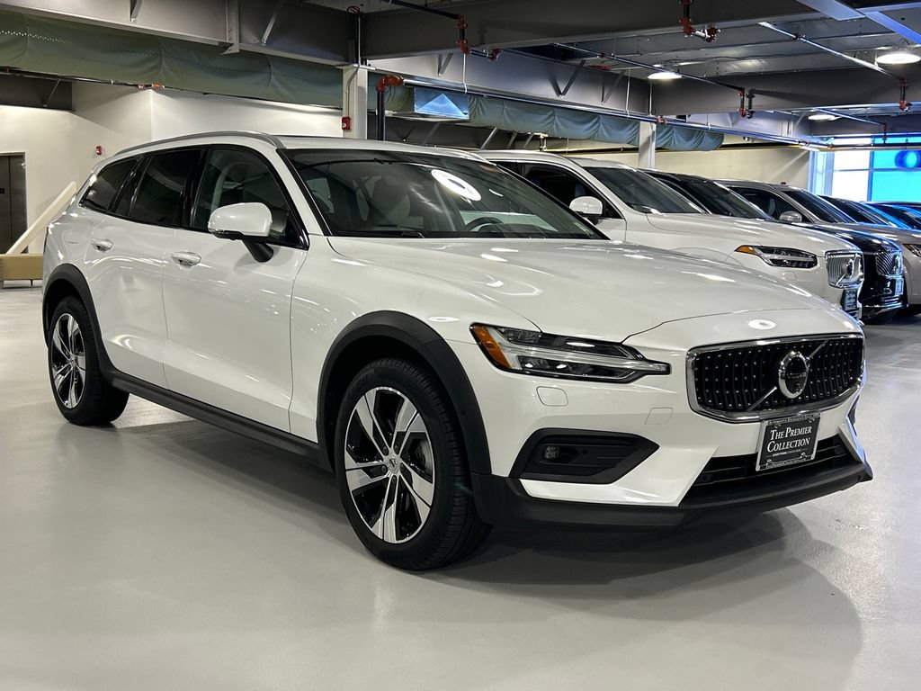 Certified 2025 Volvo V60 B5 Cross Country Plus AWD/4WD image 1