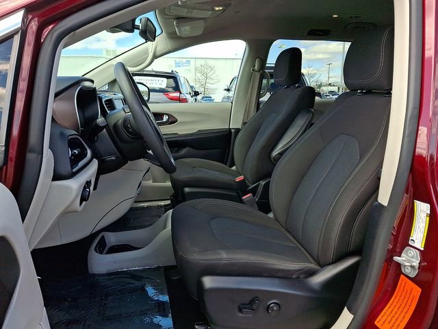 Used 2023 Chrysler Voyager LX image 14