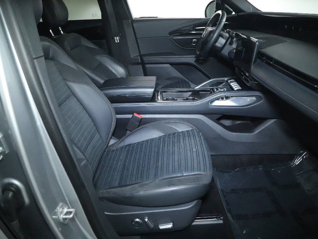 Used 2025 Lincoln Nautilus Reserve w/ Jet Appearance Package AWD/4WD image 34