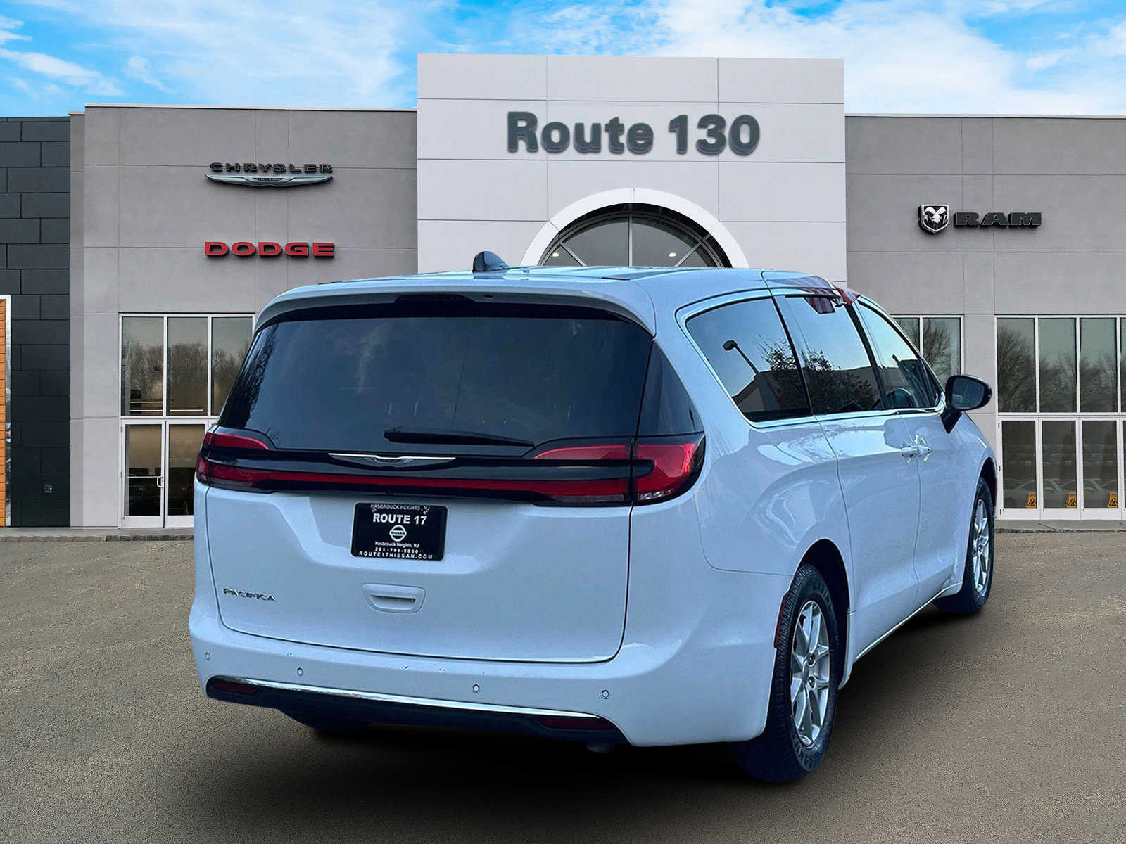 Used 2024 Chrysler Pacifica Touring-L image 4