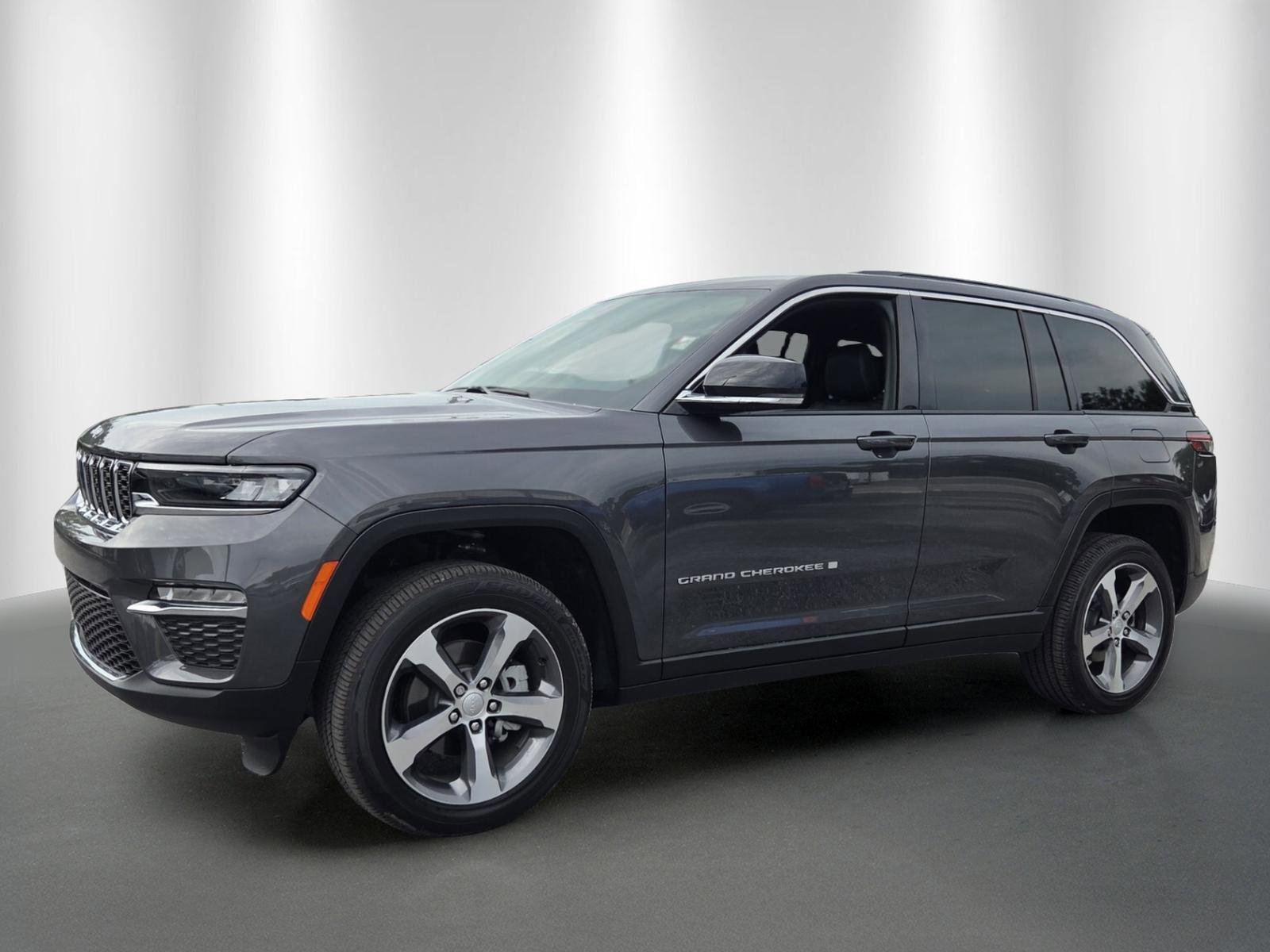 Used 2025 Jeep Grand Cherokee Limited AWD/4WD image 3