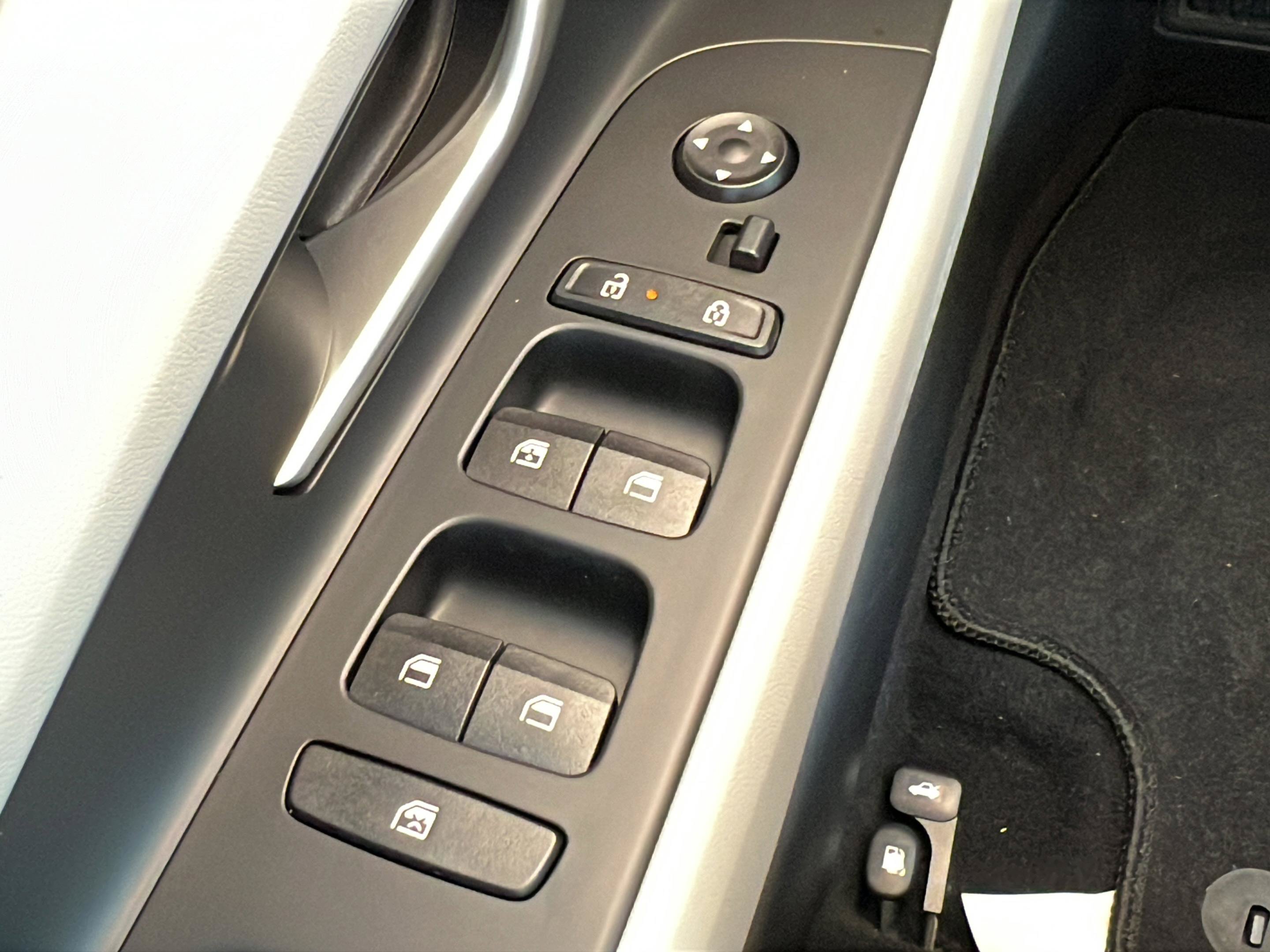 Certified 2025 Hyundai Elantra Limited FWD image 23