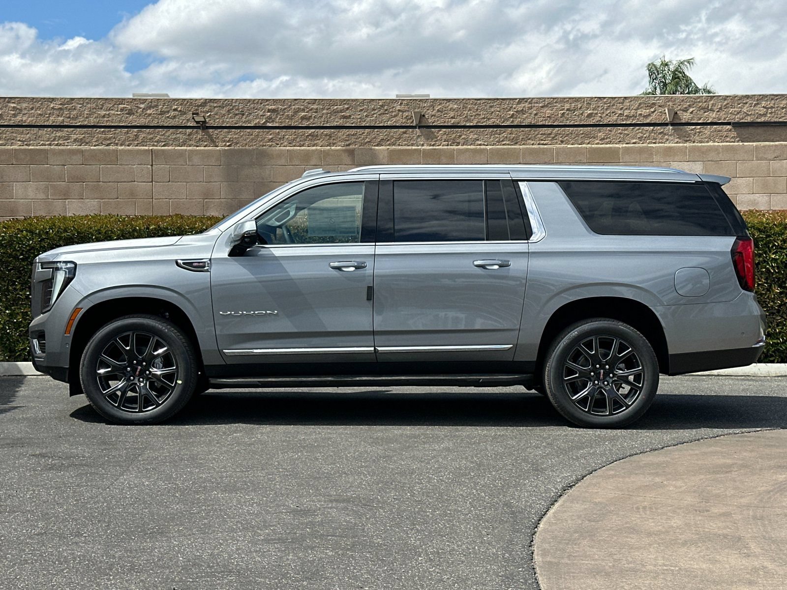 New 2026 GMC Yukon XL Elevation w/ Elevation Premium Package AWD/4WD image 7