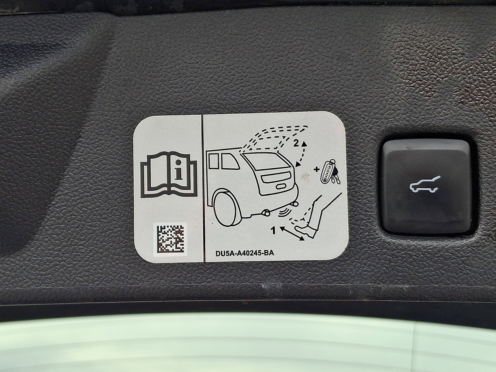 Used 2020 Ford Escape Titanium image 28