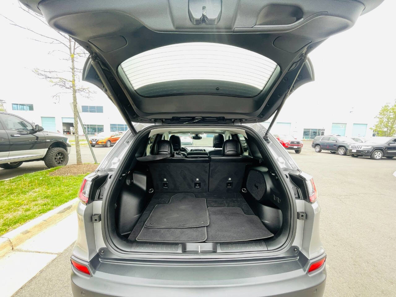 Used 2019 Jeep Cherokee Limited image 25