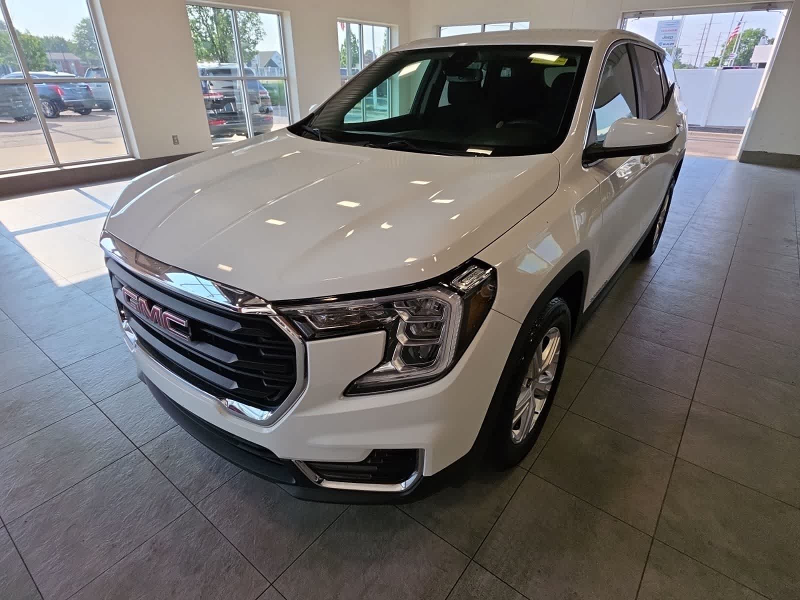Used 2022 GMC Terrain SLE FWD image 2