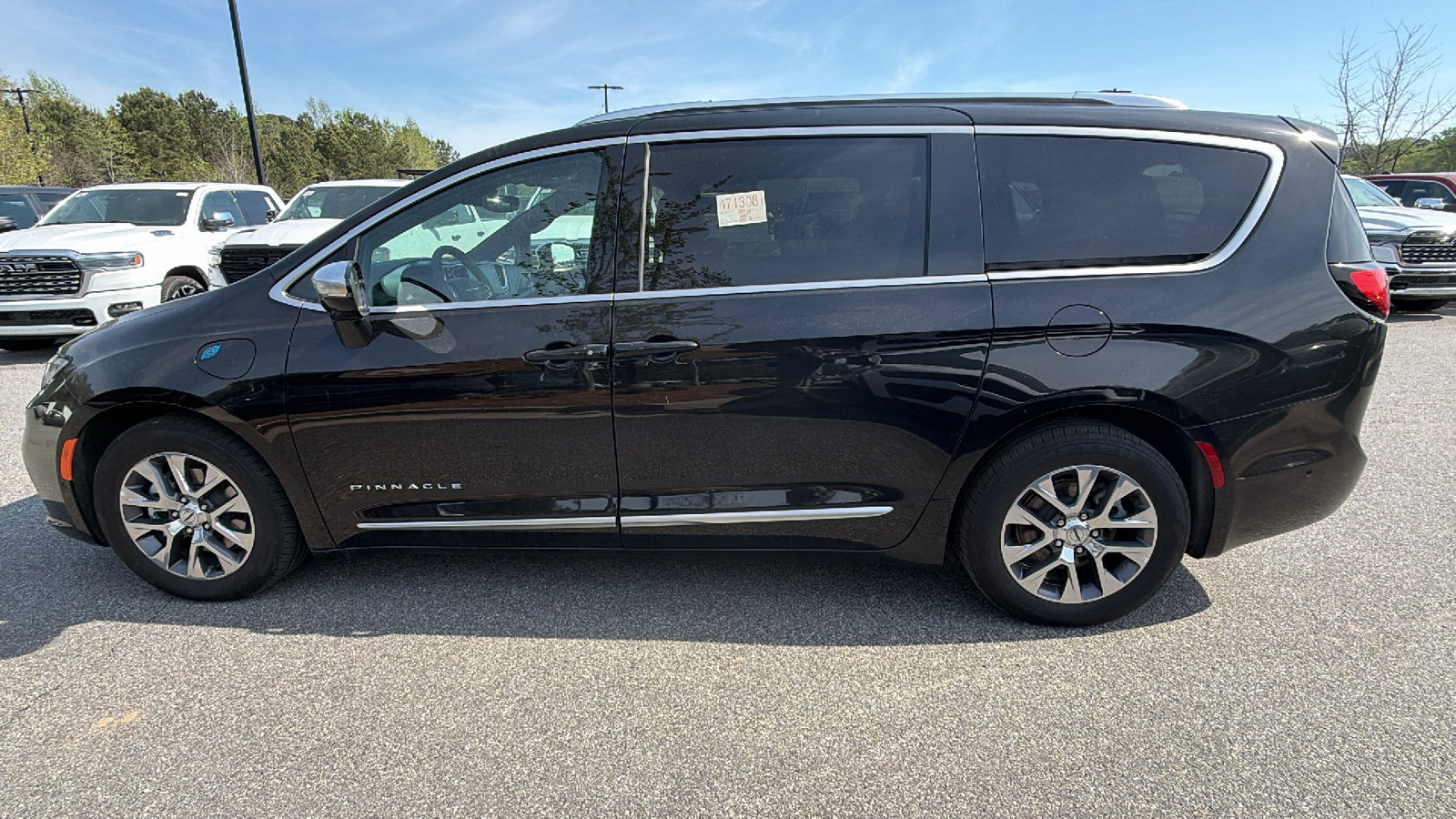 Used 2025 Chrysler Pacifica Pinnacle FWD image 11