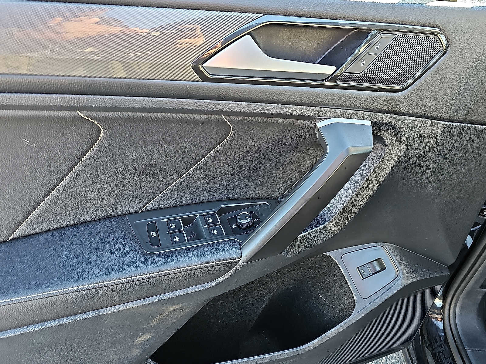 Used 2024 Volkswagen Tiguan SE image 13