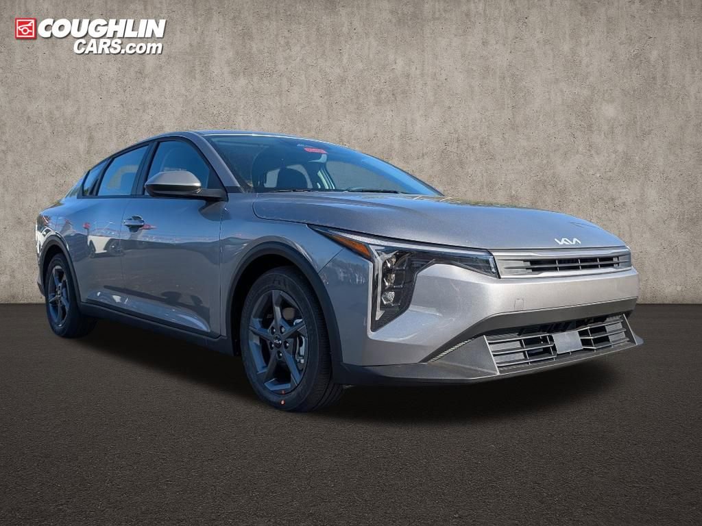 New 2025 Kia K4 LXS image 1