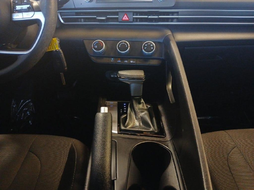 Used 2024 Hyundai Elantra SE FWD image 13