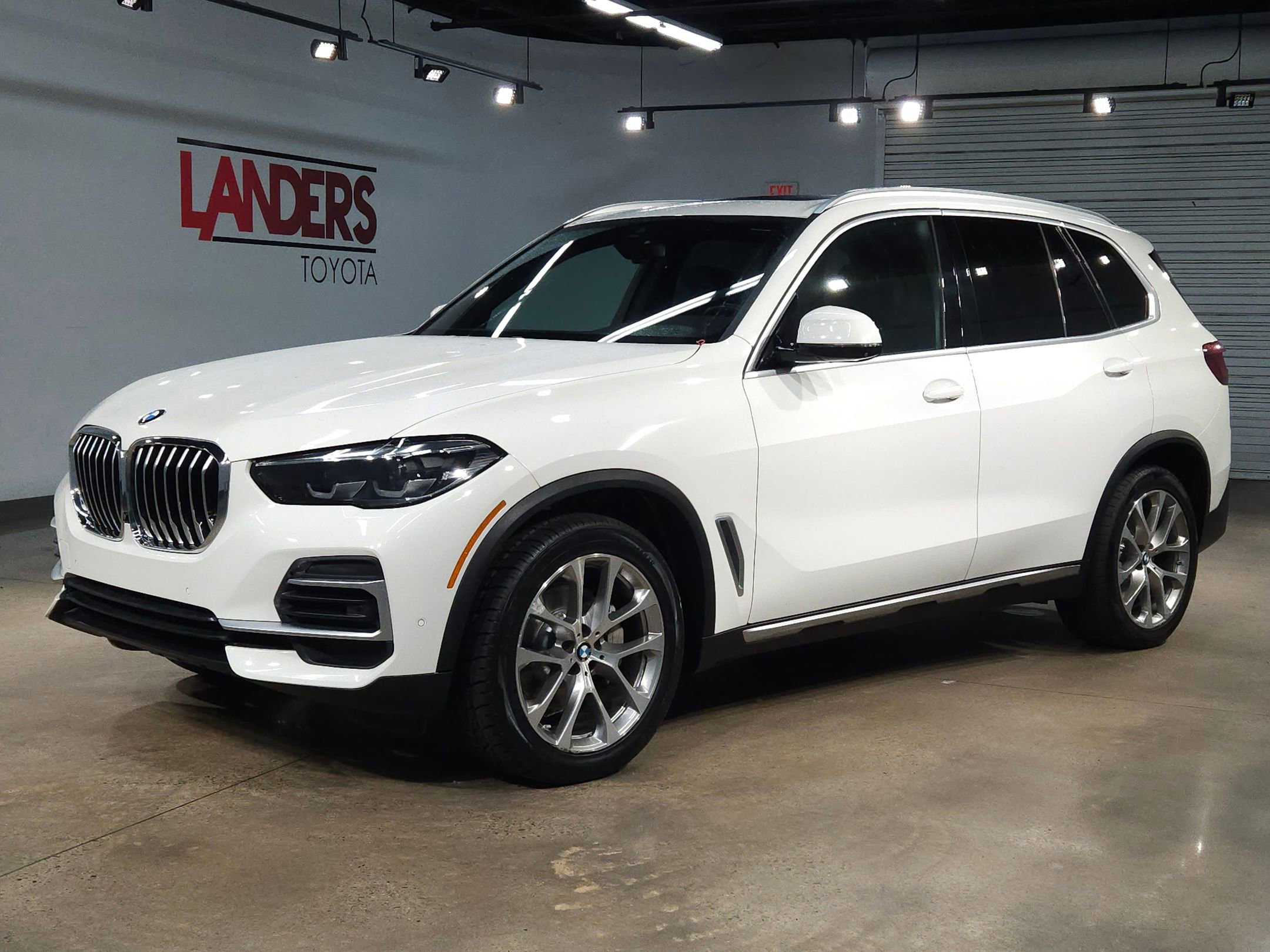 Used 2022 BMW X5 xDrive40i w/ Premium Package image 3