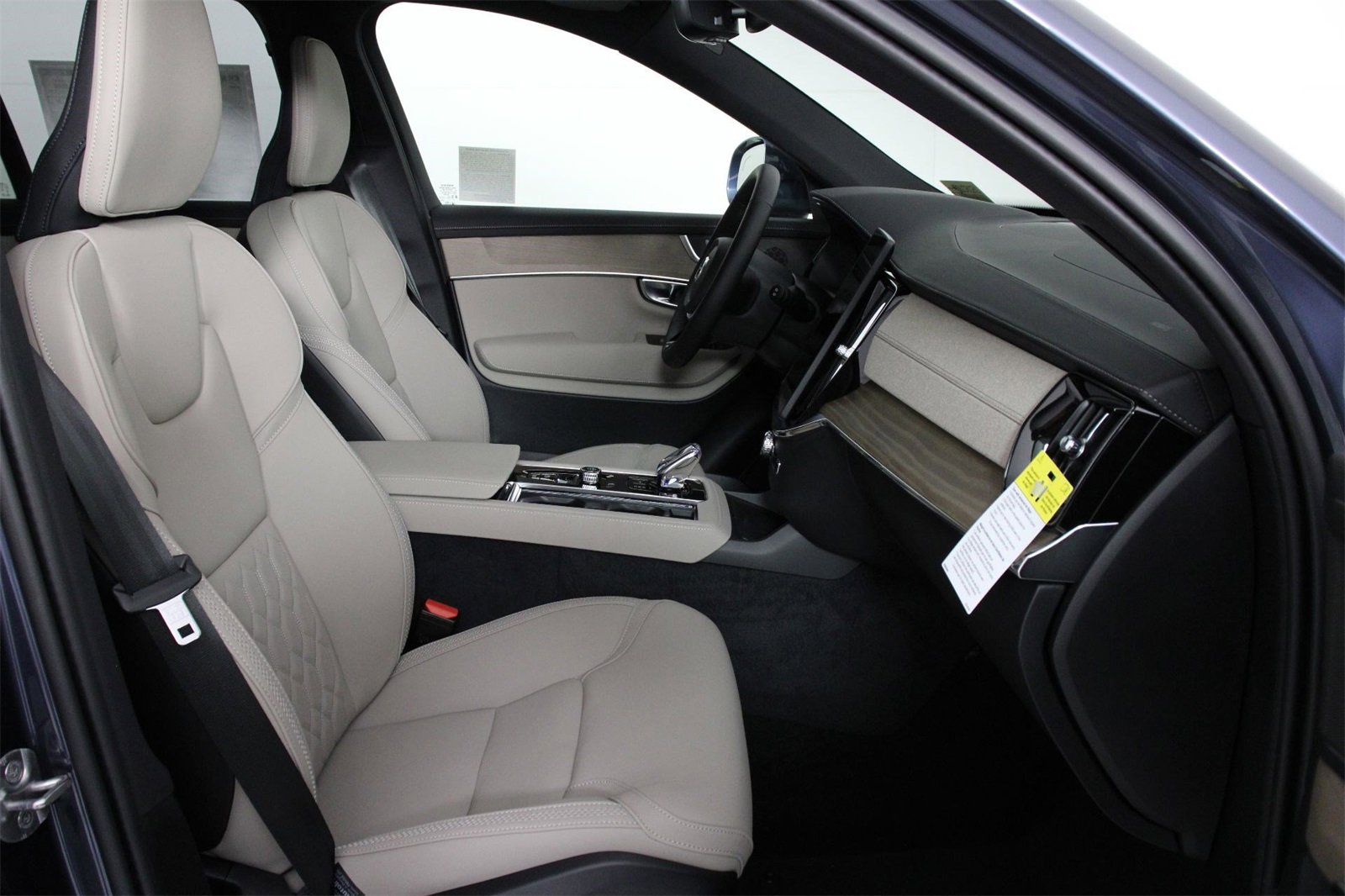 New 2026 Volvo XC90 B6 Plus w/ Protection Package image 10