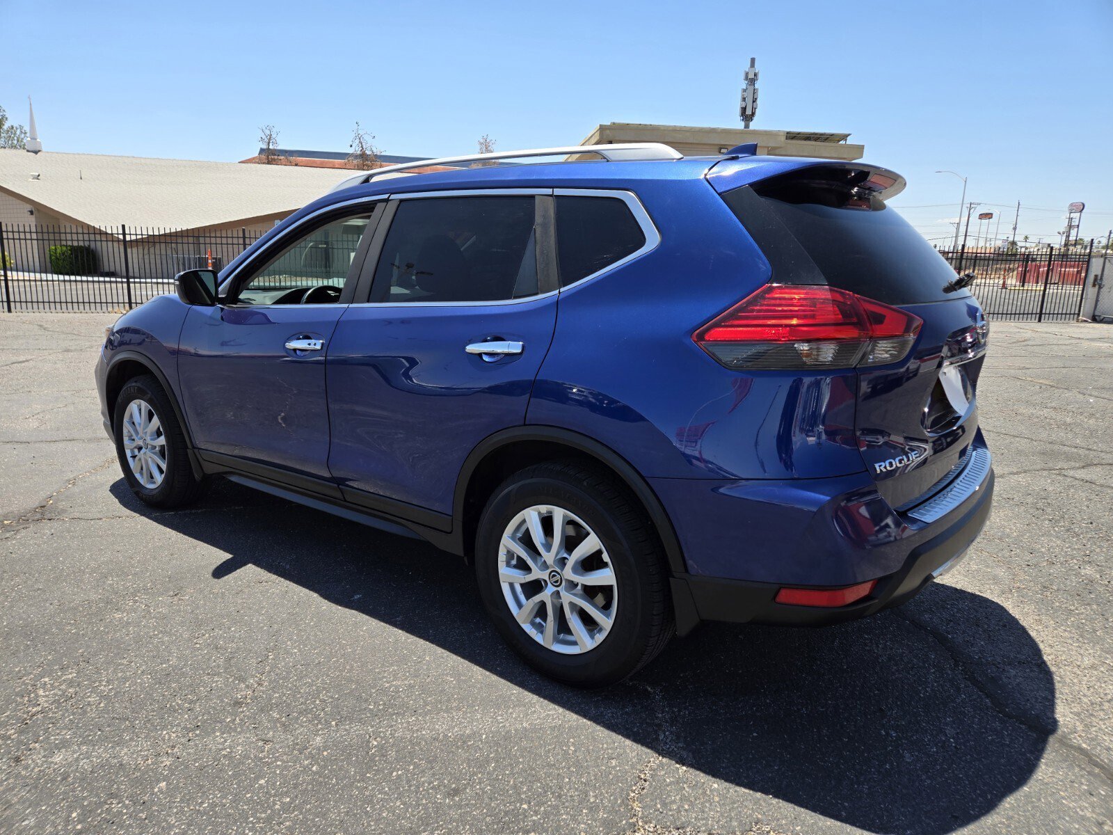Used 2017 Nissan Rogue SV w/ Sun & Sound Touring Package AWD/4WD image 3