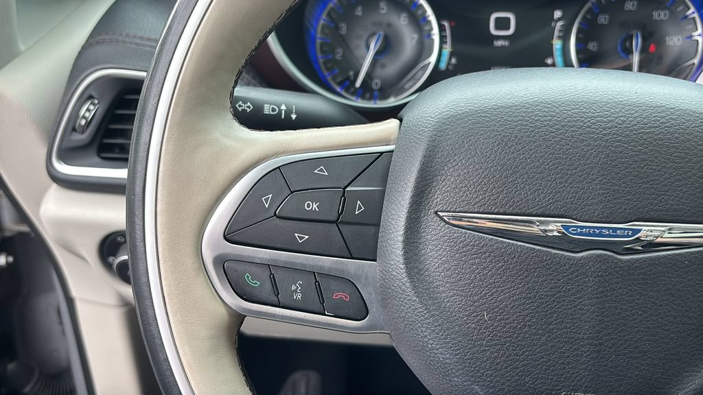 Used 2017 Chrysler Pacifica Limited FWD image 17