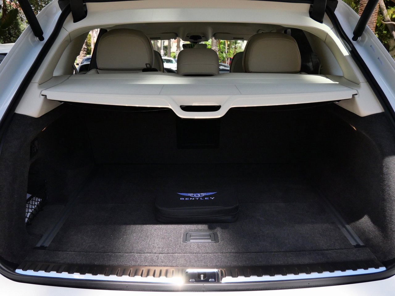 Used 2024 Bentley Bentayga Extended Wheelbase image 21