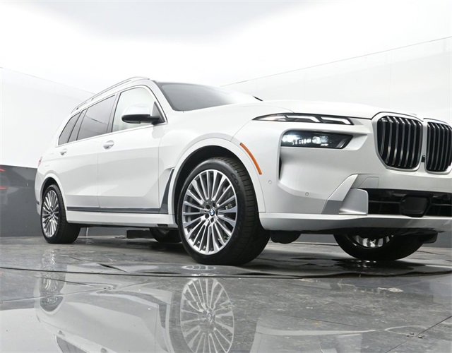 Used 2024 BMW X7 xDrive40i w/ Executive Package image 28