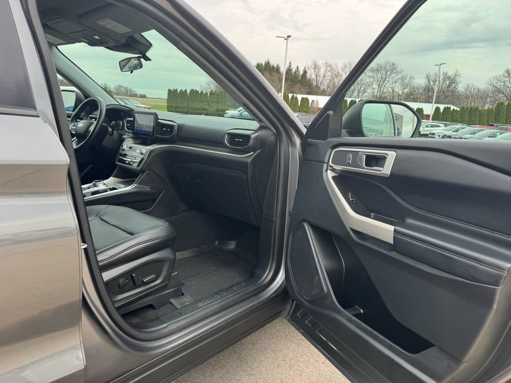 Certified 2022 Ford Explorer XLT w/ Equipment Group 202A AWD/4WD image 11