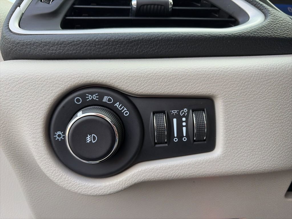 Used 2021 Chrysler Pacifica Touring-L image 16