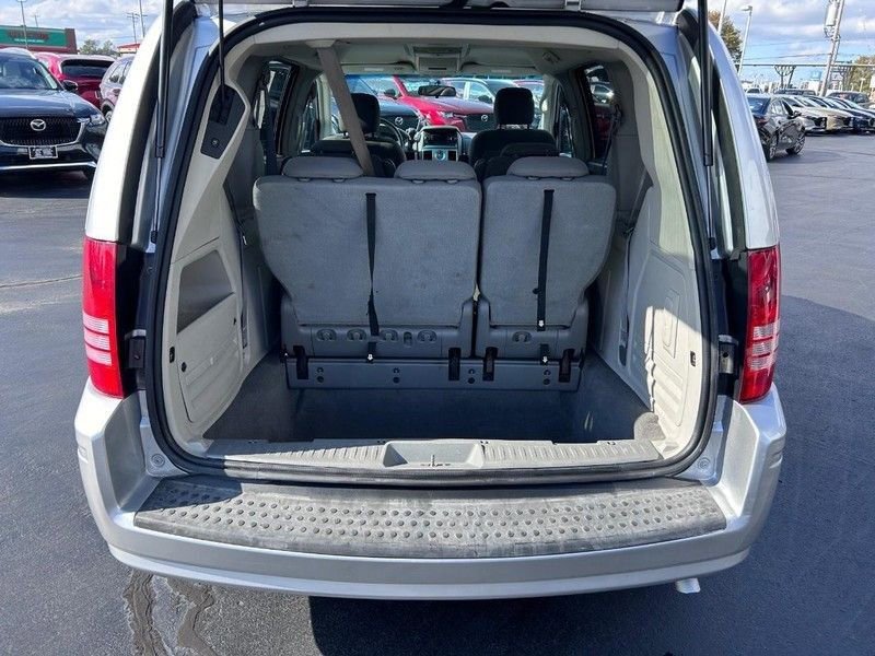 Used 2010 Chrysler Town & Country Touring image 6