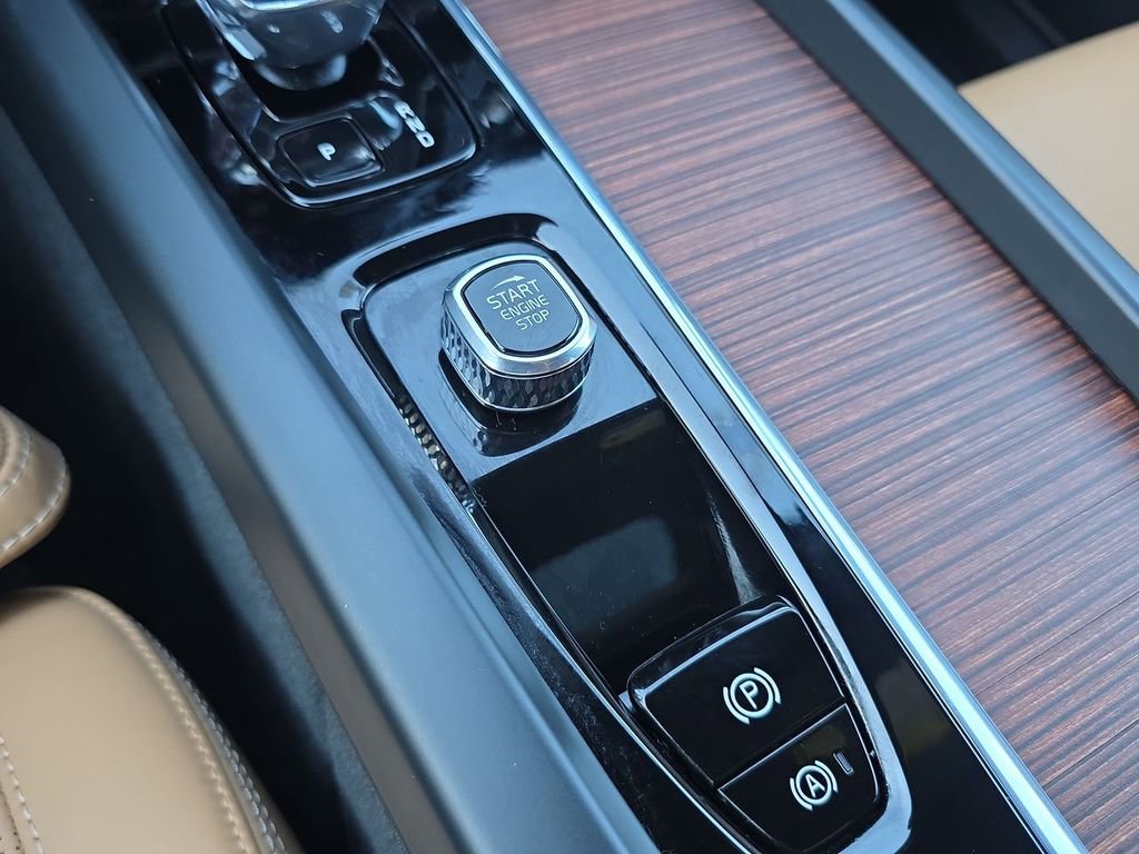 Used 2025 Volvo XC60 B5 Ultra w/ Protection Package Premier image 17