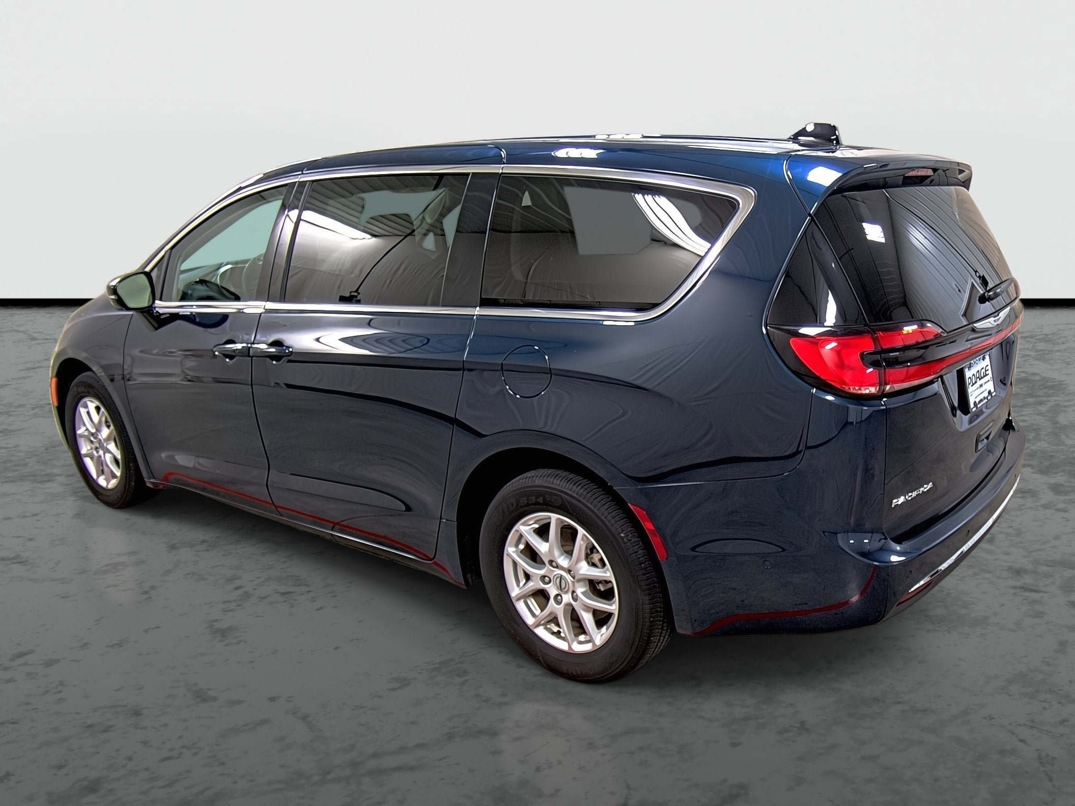 Used 2024 Chrysler Pacifica Touring-L FWD image 2